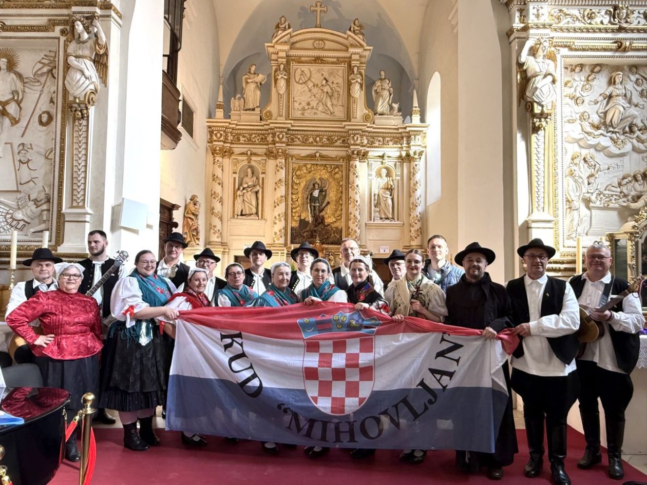 MISNO SLAVLJE KUD Mihovljan svojim folklorom razveselio Hrvate u Željeznom (1)