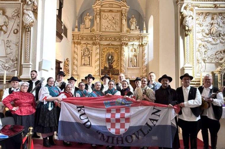 MISNO SLAVLJE KUD Mihovljan svojim folklorom razveselio Hrvate u Željeznom (1)