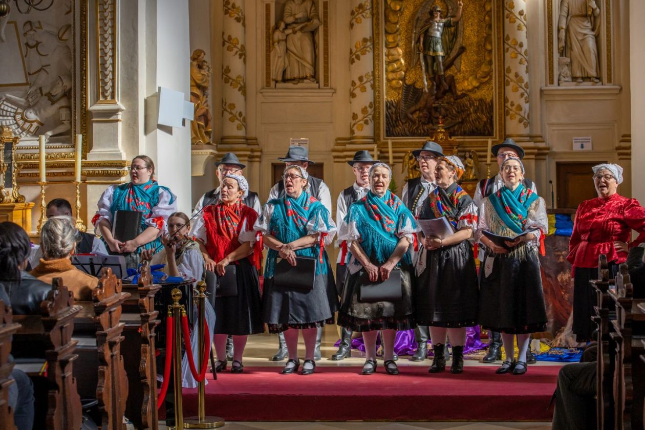 MISNO SLAVLJE KUD Mihovljan svojim folklorom razveselio Hrvate u Željeznom (10)