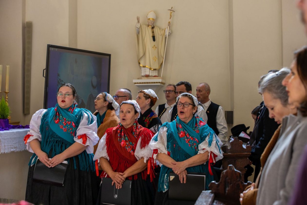 MISNO SLAVLJE KUD Mihovljan svojim folklorom razveselio Hrvate u Željeznom (4)