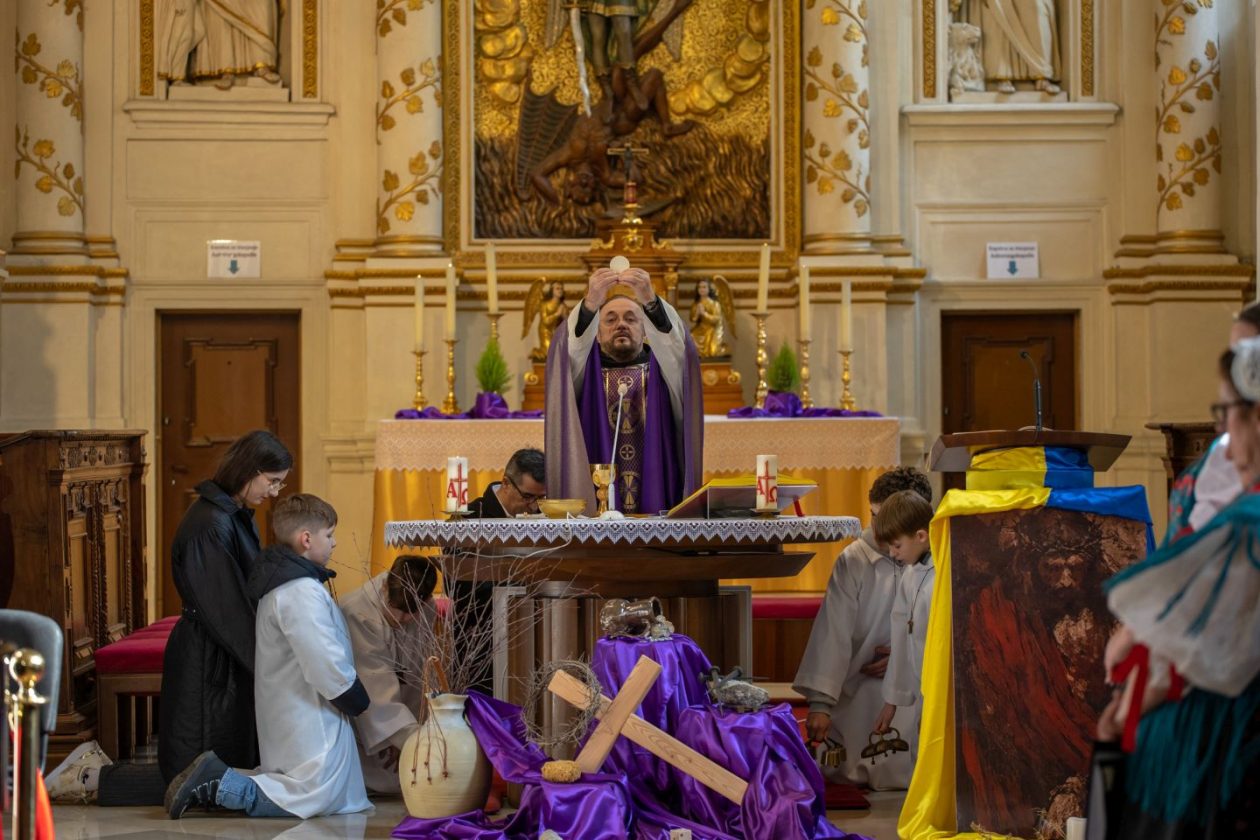 MISNO SLAVLJE KUD Mihovljan svojim folklorom razveselio Hrvate u Željeznom (5)
