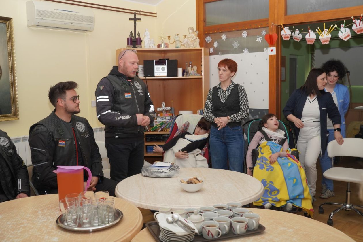 MK Pikač donacija Dnevni boravak djece dr Antun Bogdan (16) MK Pikač donacija Dnevni boravak djece dr Antun Bogdan (16)