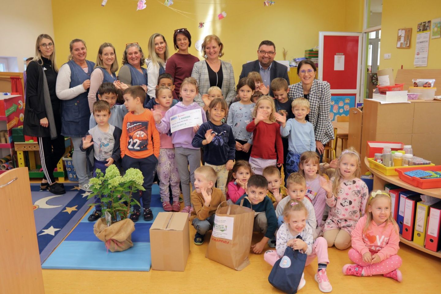 MLADI EKOLOZI Uručene nagrade sakupljačima starog papira iz DV Stonoga Novo Selo Rok i Pčelicama iz Ivanovca (1)