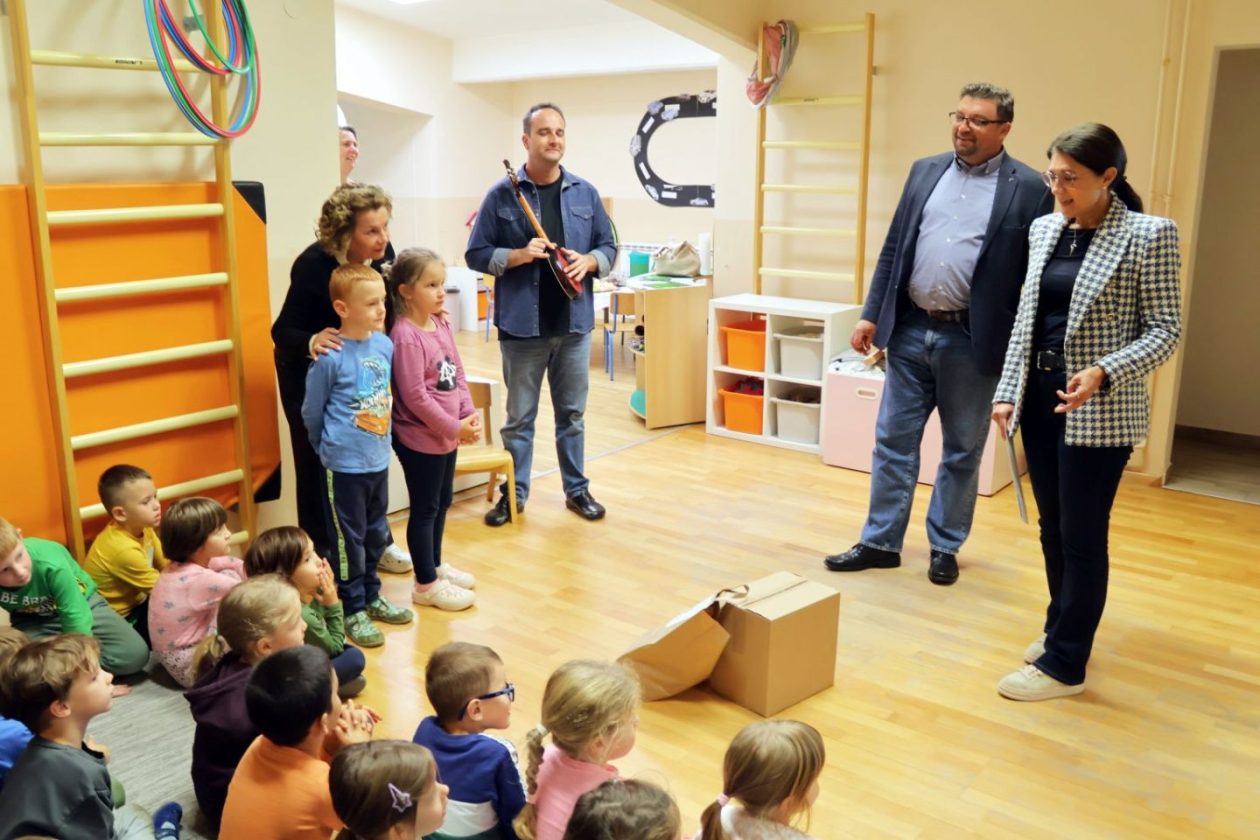 MLADI EKOLOZI Uručene nagrade sakupljačima starog papira iz DV Stonoga Novo Selo Rok i Pčelicama iz Ivanovca (11)