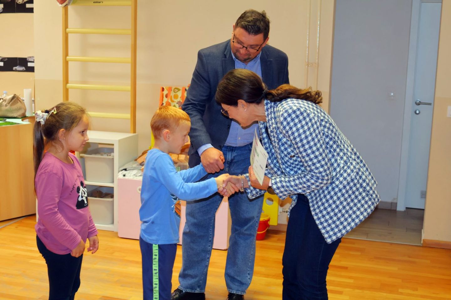 MLADI EKOLOZI Uručene nagrade sakupljačima starog papira iz DV Stonoga Novo Selo Rok i Pčelicama iz Ivanovca (12)