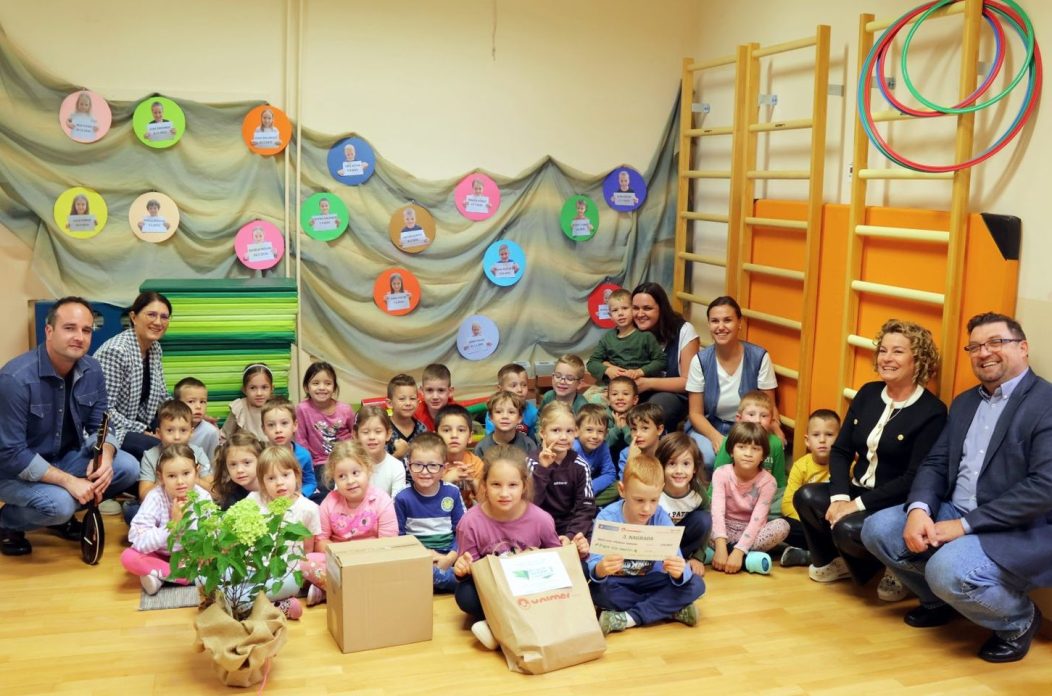 MLADI EKOLOZI Uručene nagrade sakupljačima starog papira iz DV Stonoga Novo Selo Rok i Pčelicama iz Ivanovca (13)