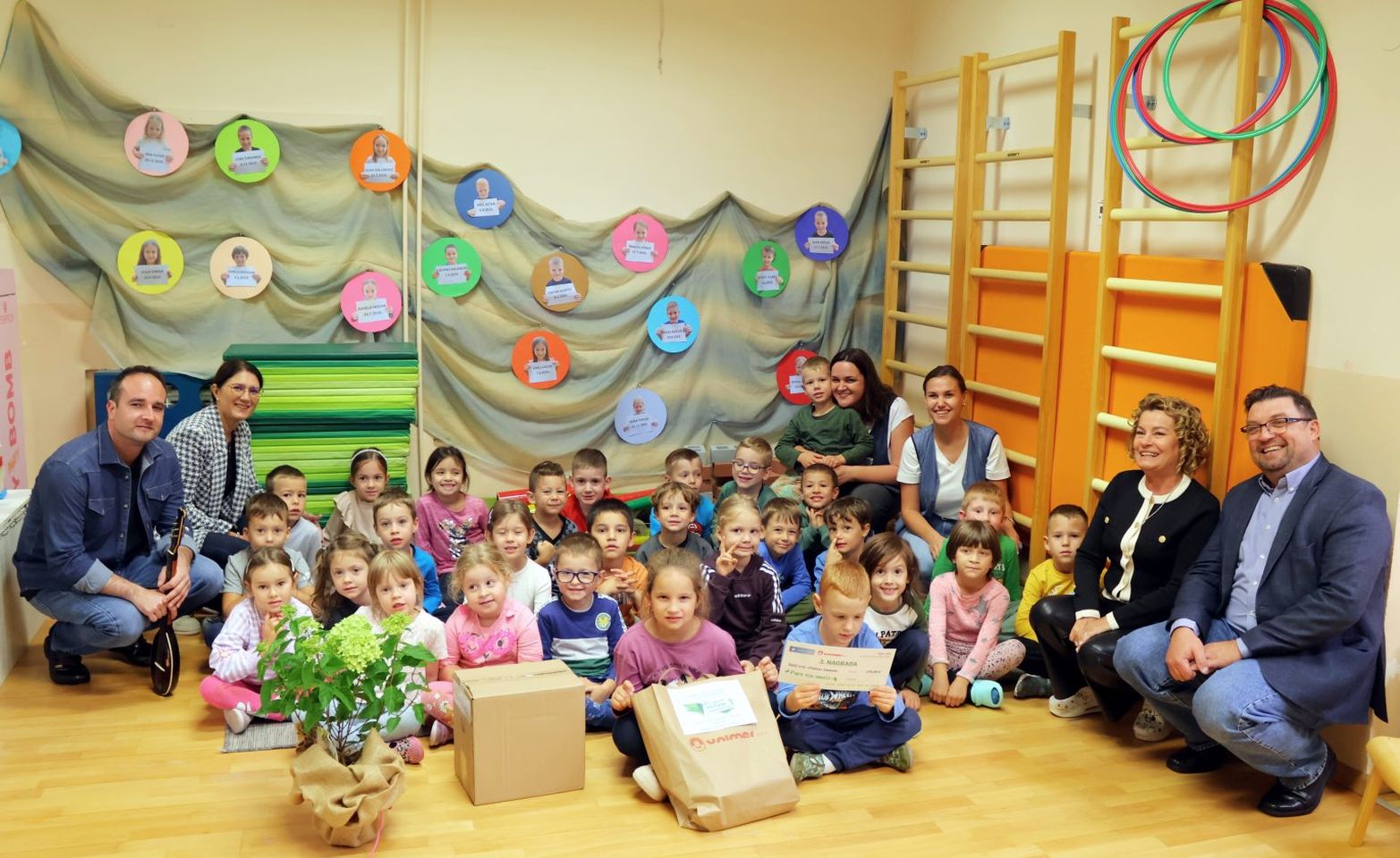 MLADI EKOLOZI Uručene nagrade sakupljačima starog papira iz DV Stonoga Novo Selo Rok i Pčelicama iz Ivanovca (13)