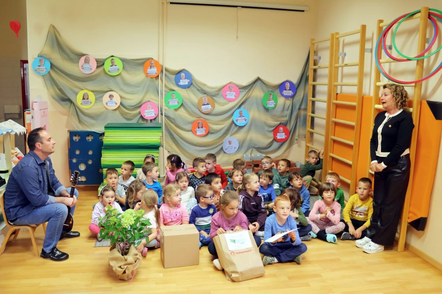 MLADI EKOLOZI Uručene nagrade sakupljačima starog papira iz DV Stonoga Novo Selo Rok i Pčelicama iz Ivanovca (14)