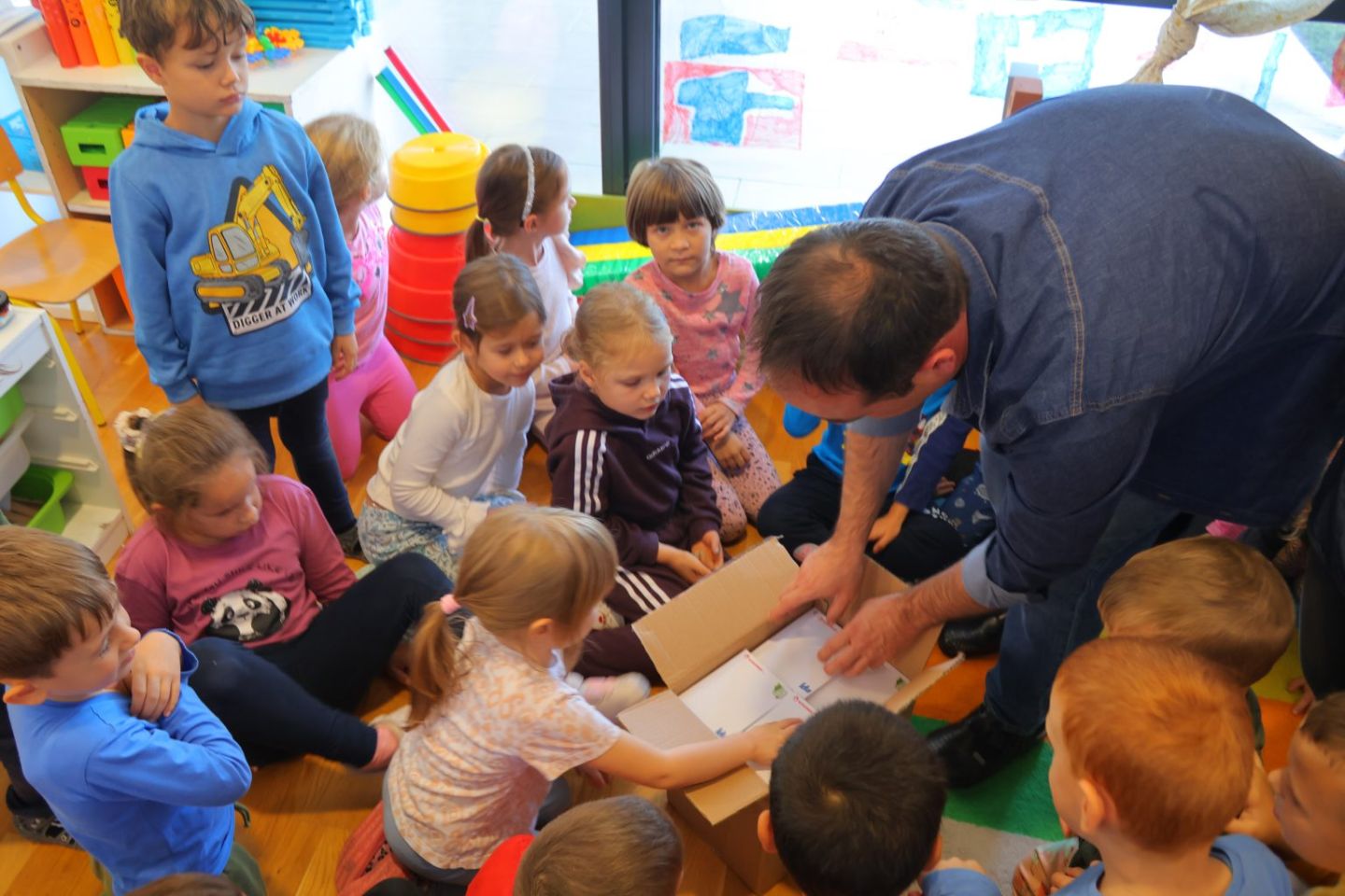 MLADI EKOLOZI Uručene nagrade sakupljačima starog papira iz DV Stonoga Novo Selo Rok i Pčelicama iz Ivanovca (15)