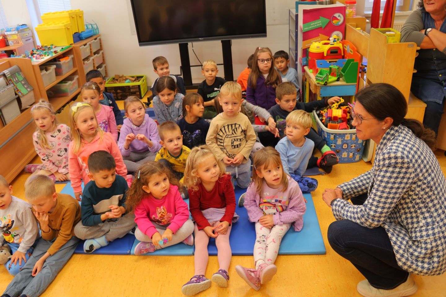 MLADI EKOLOZI Uručene nagrade sakupljačima starog papira iz DV Stonoga Novo Selo Rok i Pčelicama iz Ivanovca (2)