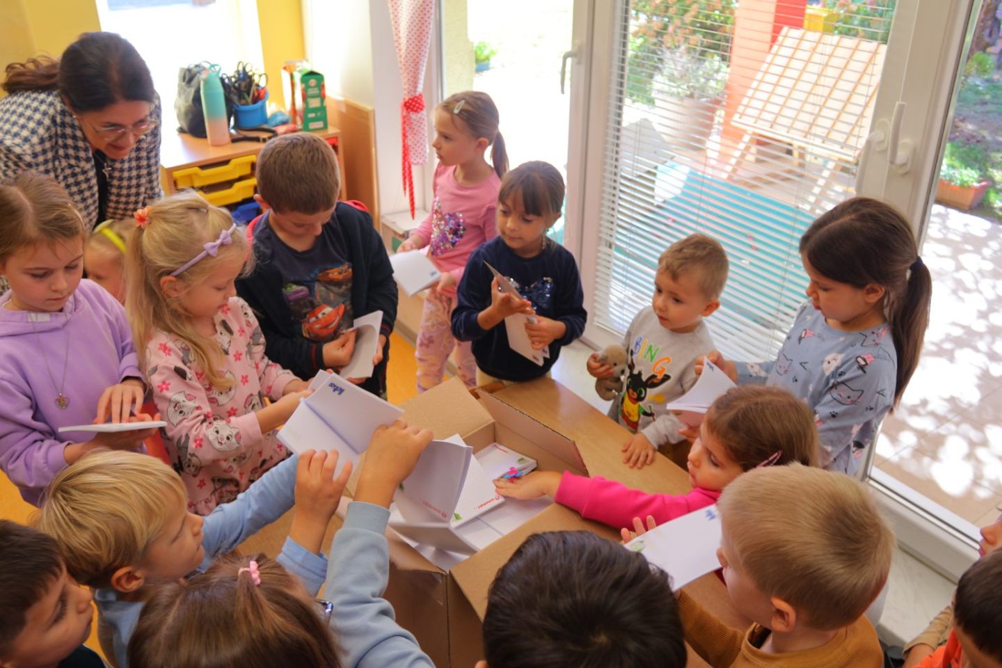 MLADI EKOLOZI Uručene nagrade sakupljačima starog papira iz DV Stonoga Novo Selo Rok i Pčelicama iz Ivanovca (6)