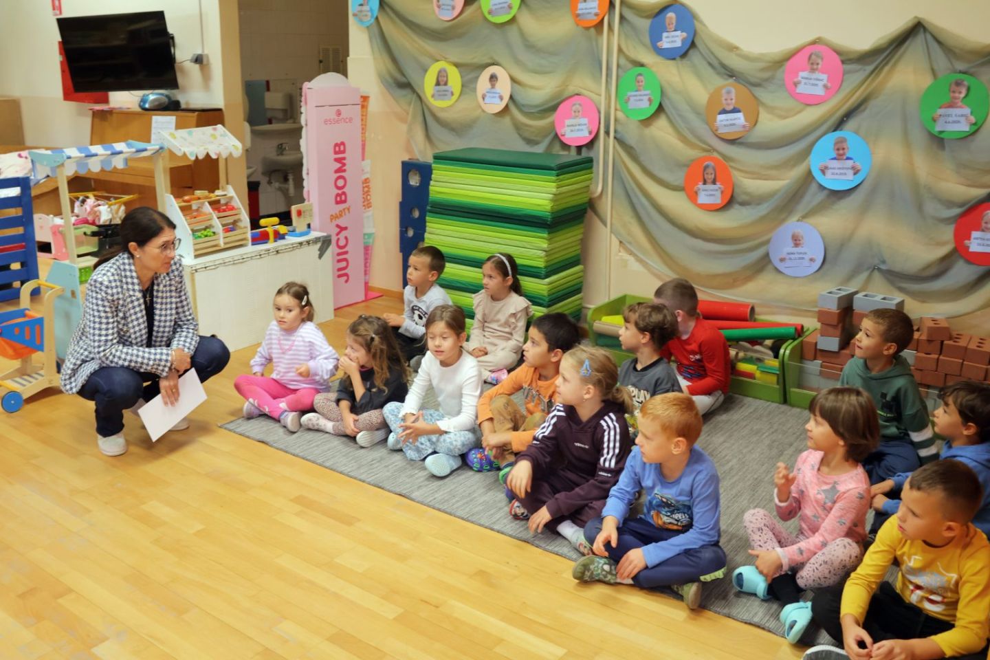 MLADI EKOLOZI Uručene nagrade sakupljačima starog papira iz DV Stonoga Novo Selo Rok i Pčelicama iz Ivanovca (9)