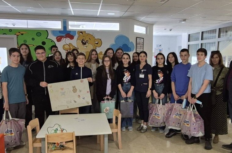 MLADI HUMANITARCI Učenici razveselili male pacijente na pedijatriji Županijske bolnice Čakovec (2)