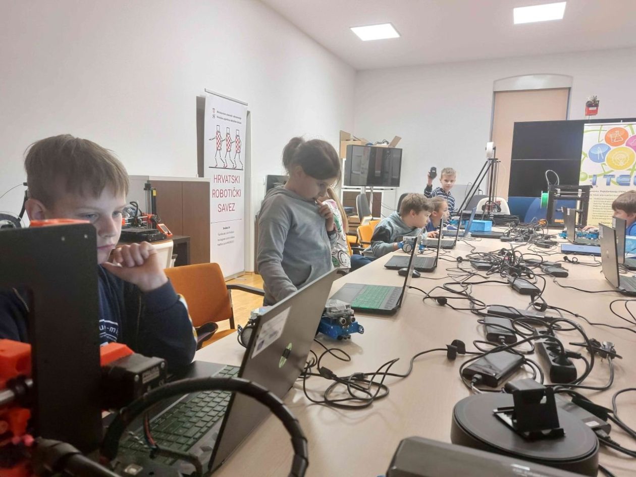 MLADI PROGRAMERI Udruga MIS provela interaktivne radionice robotike i programiranja za djecu i mlade (6) MLADI PROGRAMERI Udruga MIS provela interaktivne radionice robotike i programiranja za djecu i mlade (6)