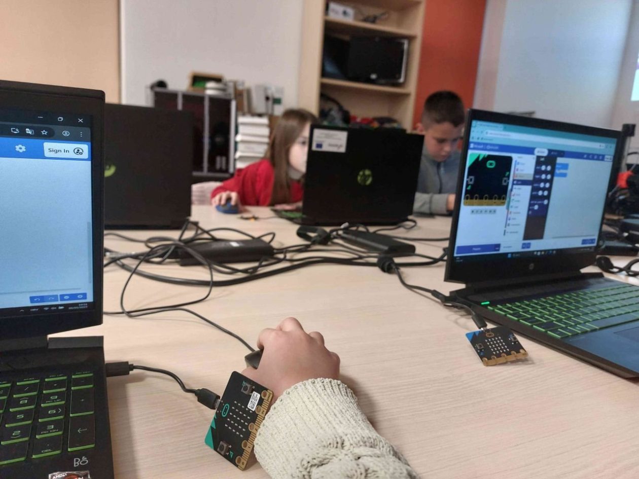 MLADI PROGRAMERI Udruga MIS provela interaktivne radionice robotike i programiranja za djecu i mlade (7) MLADI PROGRAMERI Udruga MIS provela interaktivne radionice robotike i programiranja za djecu i mlade (7)