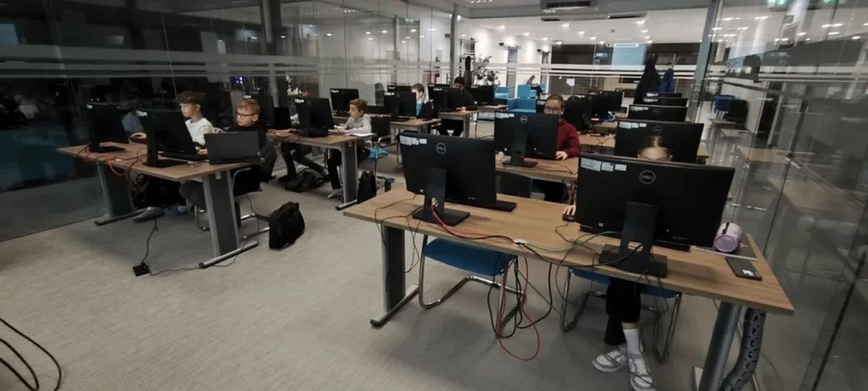 MLADI PROGRAMERI Udruga MIS provela interaktivne radionice robotike i programiranja za djecu i mlade (8) MLADI PROGRAMERI Udruga MIS provela interaktivne radionice robotike i programiranja za djecu i mlade (8)