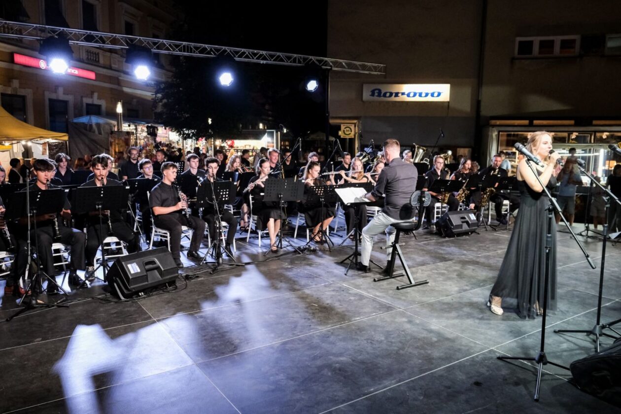 MLADOST NA POZORNICI Gimnazijalci pjesmom i plesom raznježili publiku Porcijunkulova (1) MLADOST NA POZORNICI Gimnazijalci pjesmom i plesom raznježili publiku Porcijunkulova (1)