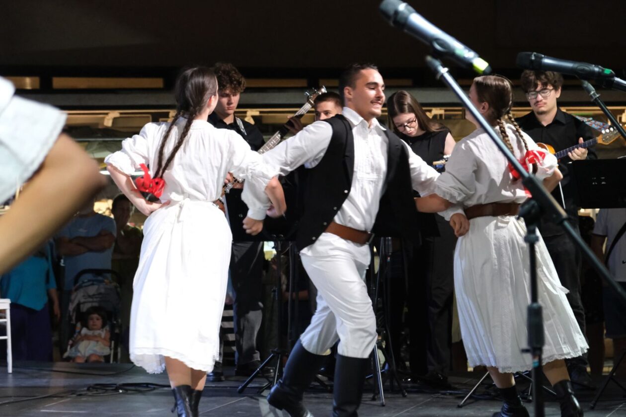 MLADOST NA POZORNICI Gimnazijalci pjesmom i plesom raznježili publiku Porcijunkulova (10) MLADOST NA POZORNICI Gimnazijalci pjesmom i plesom raznježili publiku Porcijunkulova (10)