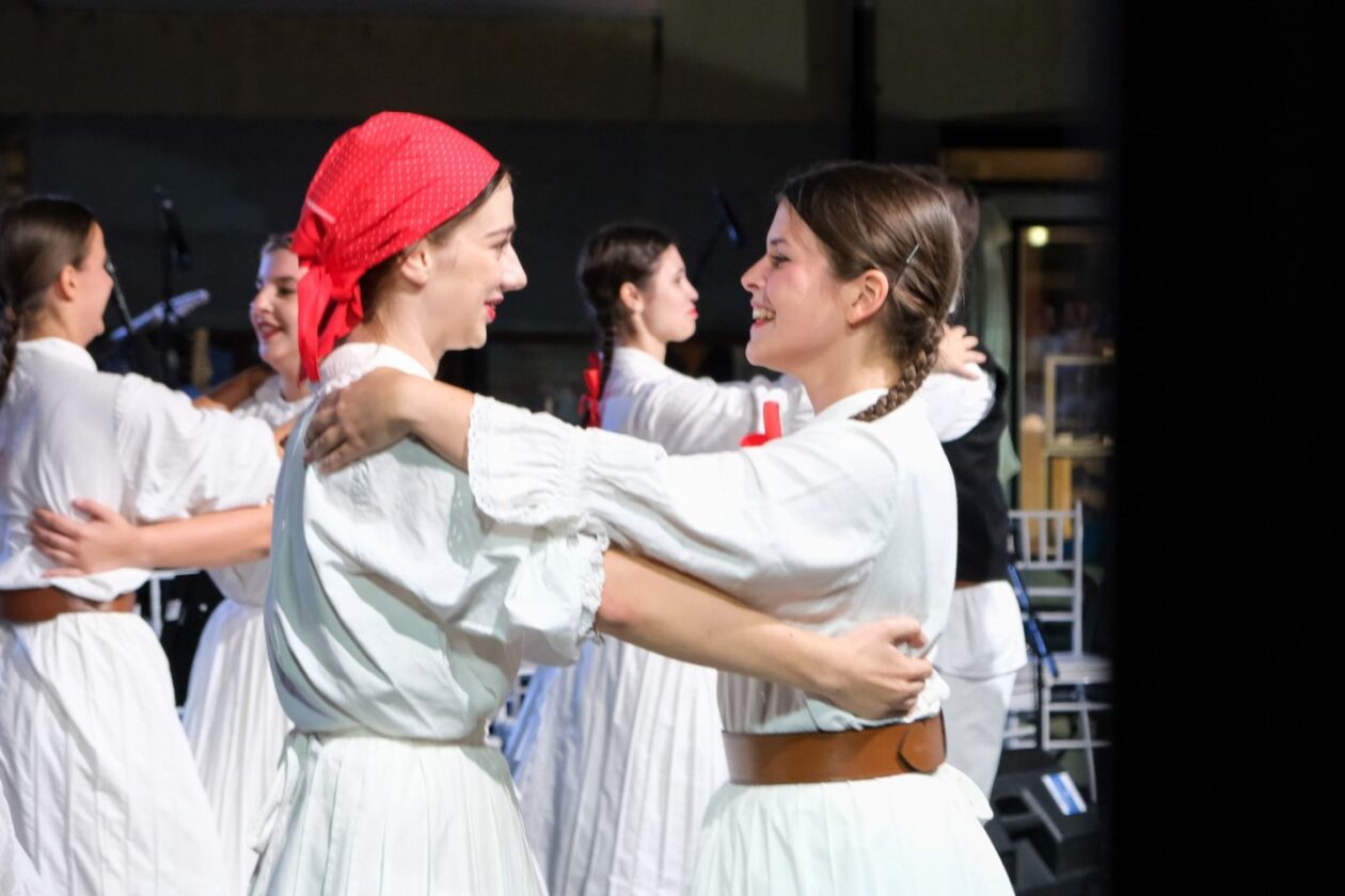 MLADOST NA POZORNICI Gimnazijalci pjesmom i plesom raznježili publiku Porcijunkulova (11) MLADOST NA POZORNICI Gimnazijalci pjesmom i plesom raznježili publiku Porcijunkulova (11)