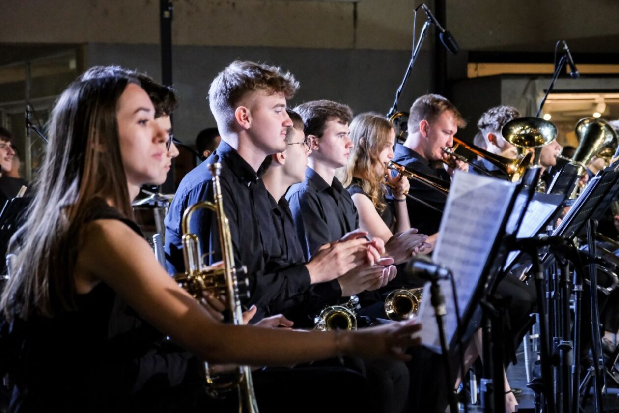 MLADOST NA POZORNICI Gimnazijalci pjesmom i plesom raznježili publiku Porcijunkulova (16) MLADOST NA POZORNICI Gimnazijalci pjesmom i plesom raznježili publiku Porcijunkulova (16)