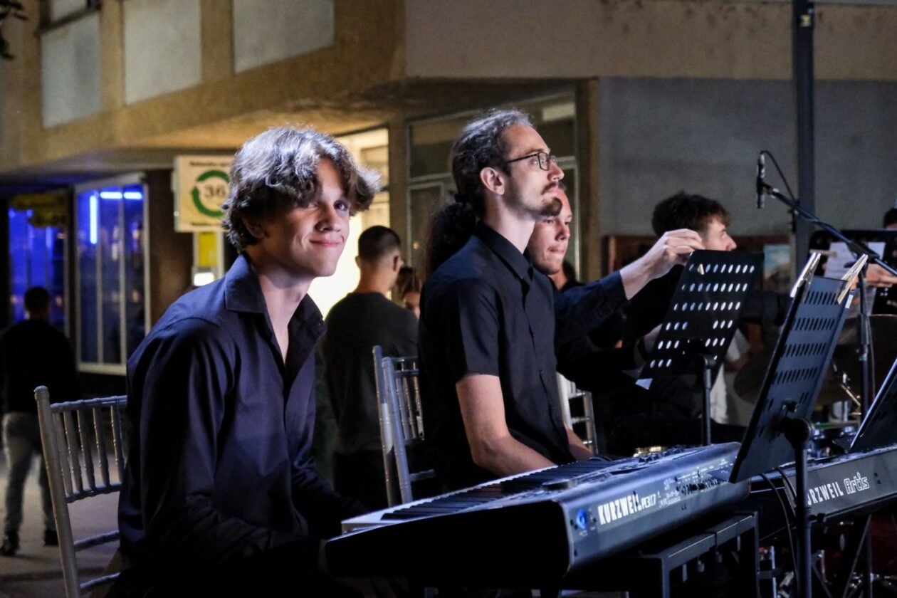 MLADOST NA POZORNICI Gimnazijalci pjesmom i plesom raznježili publiku Porcijunkulova (17) MLADOST NA POZORNICI Gimnazijalci pjesmom i plesom raznježili publiku Porcijunkulova (17)