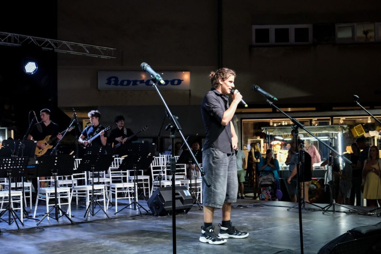 MLADOST NA POZORNICI Gimnazijalci pjesmom i plesom raznježili publiku Porcijunkulova (18) MLADOST NA POZORNICI Gimnazijalci pjesmom i plesom raznježili publiku Porcijunkulova (18)