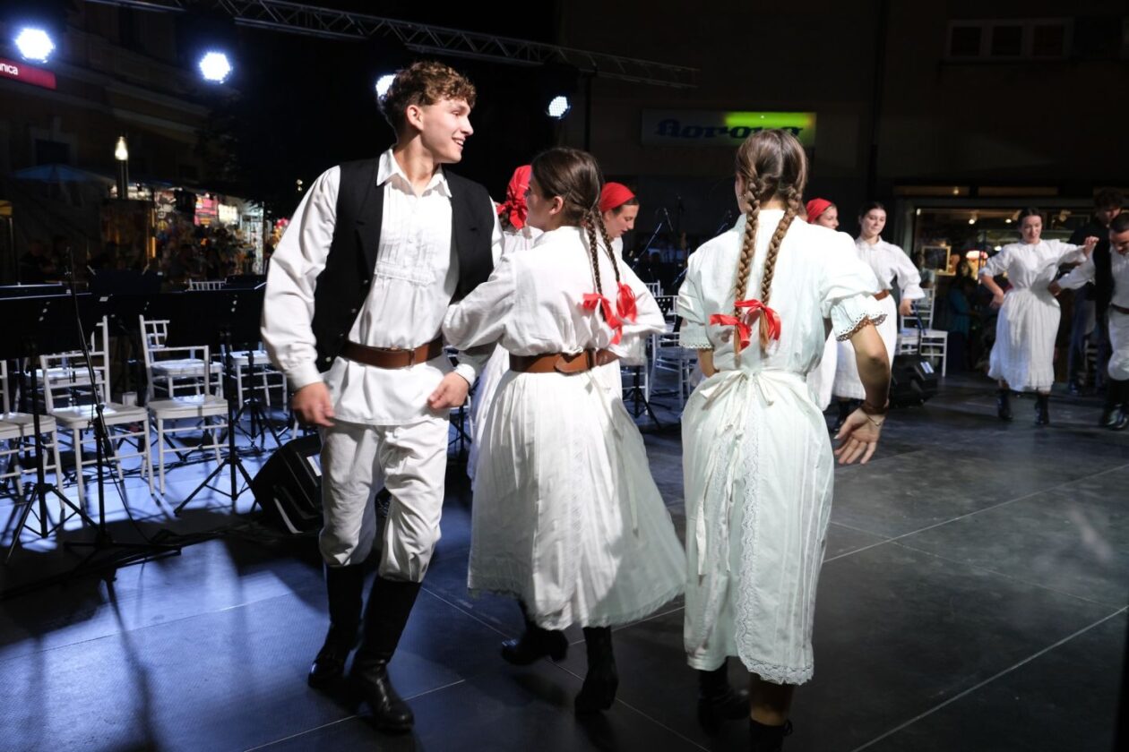 MLADOST NA POZORNICI Gimnazijalci pjesmom i plesom raznježili publiku Porcijunkulova (19) MLADOST NA POZORNICI Gimnazijalci pjesmom i plesom raznježili publiku Porcijunkulova (19)