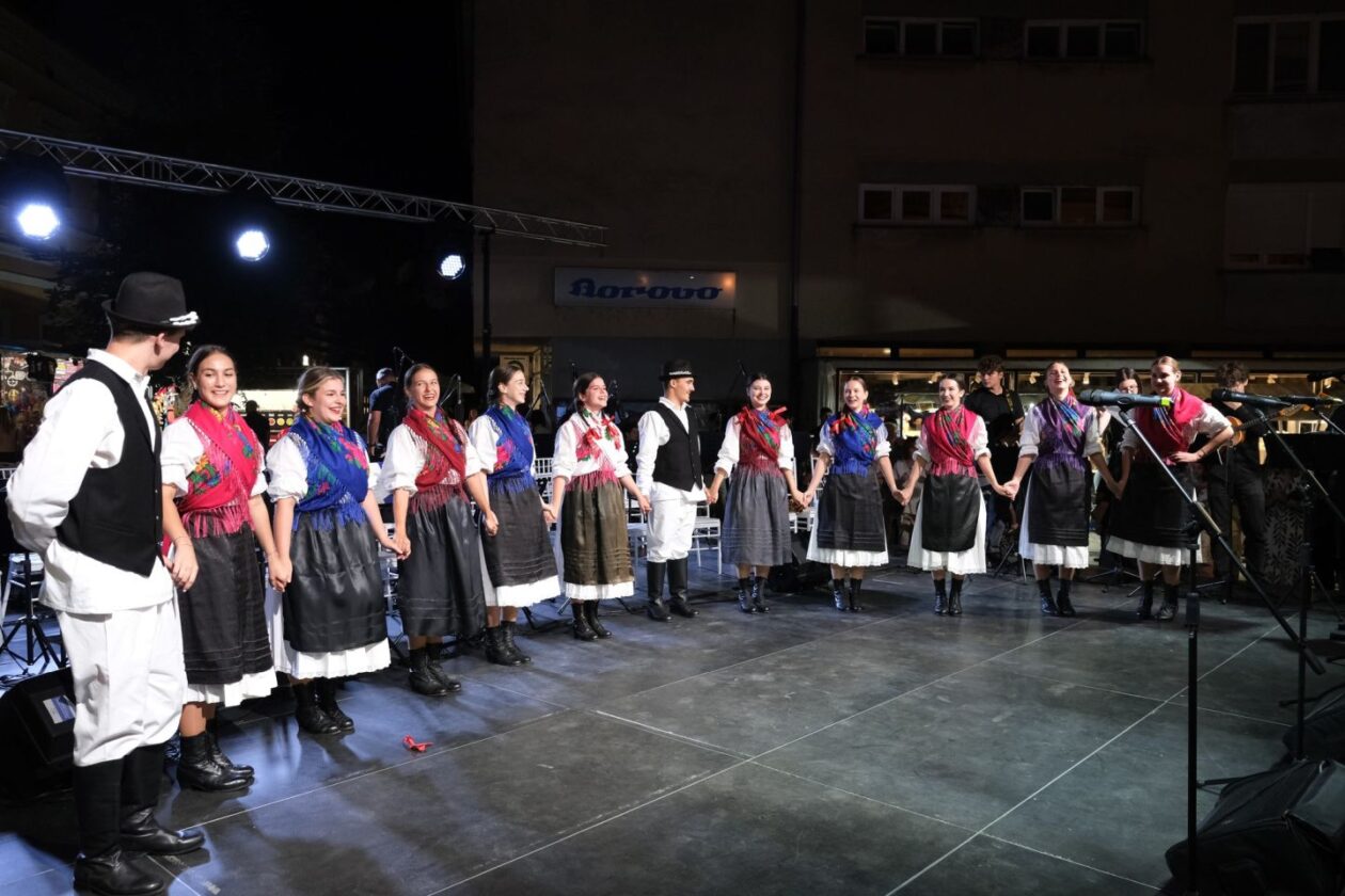 MLADOST NA POZORNICI Gimnazijalci pjesmom i plesom raznježili publiku Porcijunkulova (20) MLADOST NA POZORNICI Gimnazijalci pjesmom i plesom raznježili publiku Porcijunkulova (20)