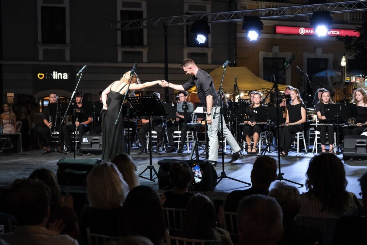 MLADOST NA POZORNICI Gimnazijalci pjesmom i plesom raznježili publiku Porcijunkulova (22) MLADOST NA POZORNICI Gimnazijalci pjesmom i plesom raznježili publiku Porcijunkulova (22)