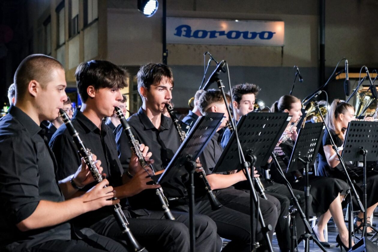 MLADOST NA POZORNICI Gimnazijalci pjesmom i plesom raznježili publiku Porcijunkulova (24) MLADOST NA POZORNICI Gimnazijalci pjesmom i plesom raznježili publiku Porcijunkulova (24)