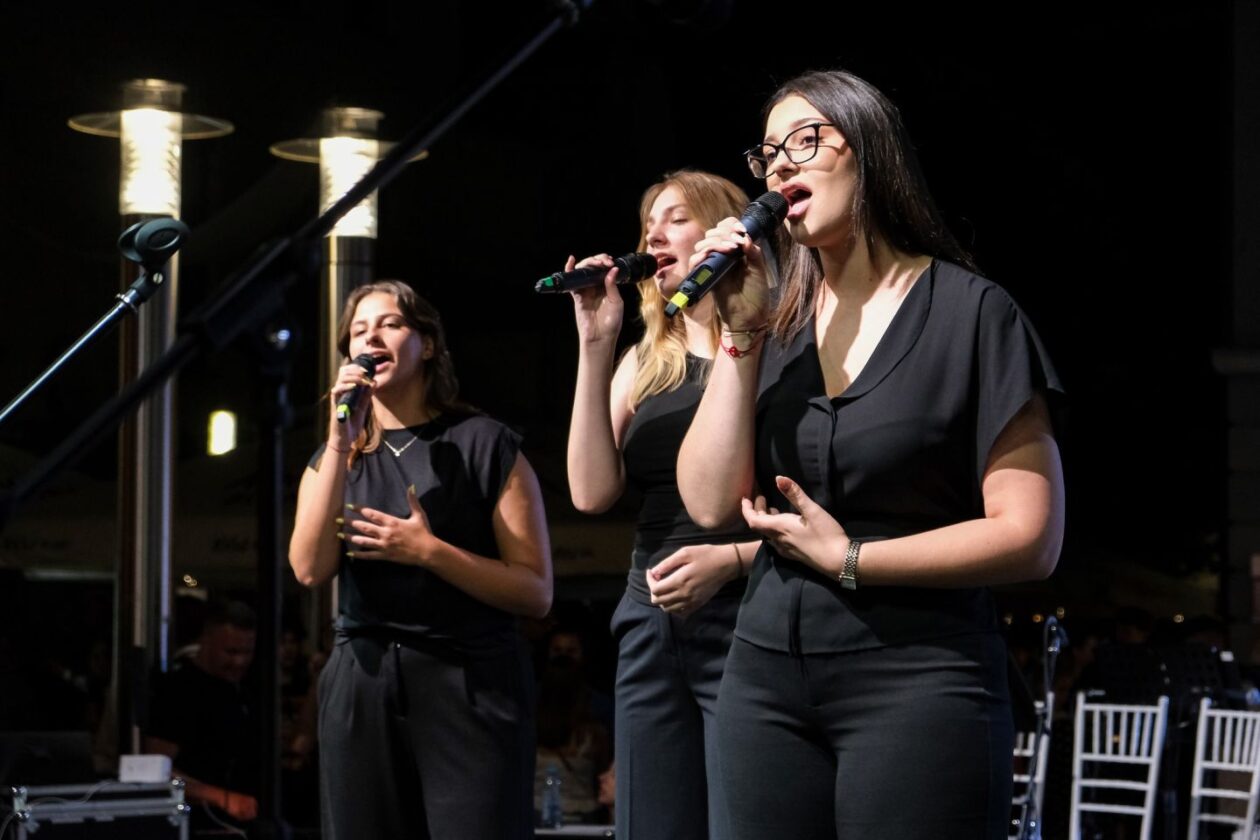 MLADOST NA POZORNICI Gimnazijalci pjesmom i plesom raznježili publiku Porcijunkulova (3) MLADOST NA POZORNICI Gimnazijalci pjesmom i plesom raznježili publiku Porcijunkulova (3)