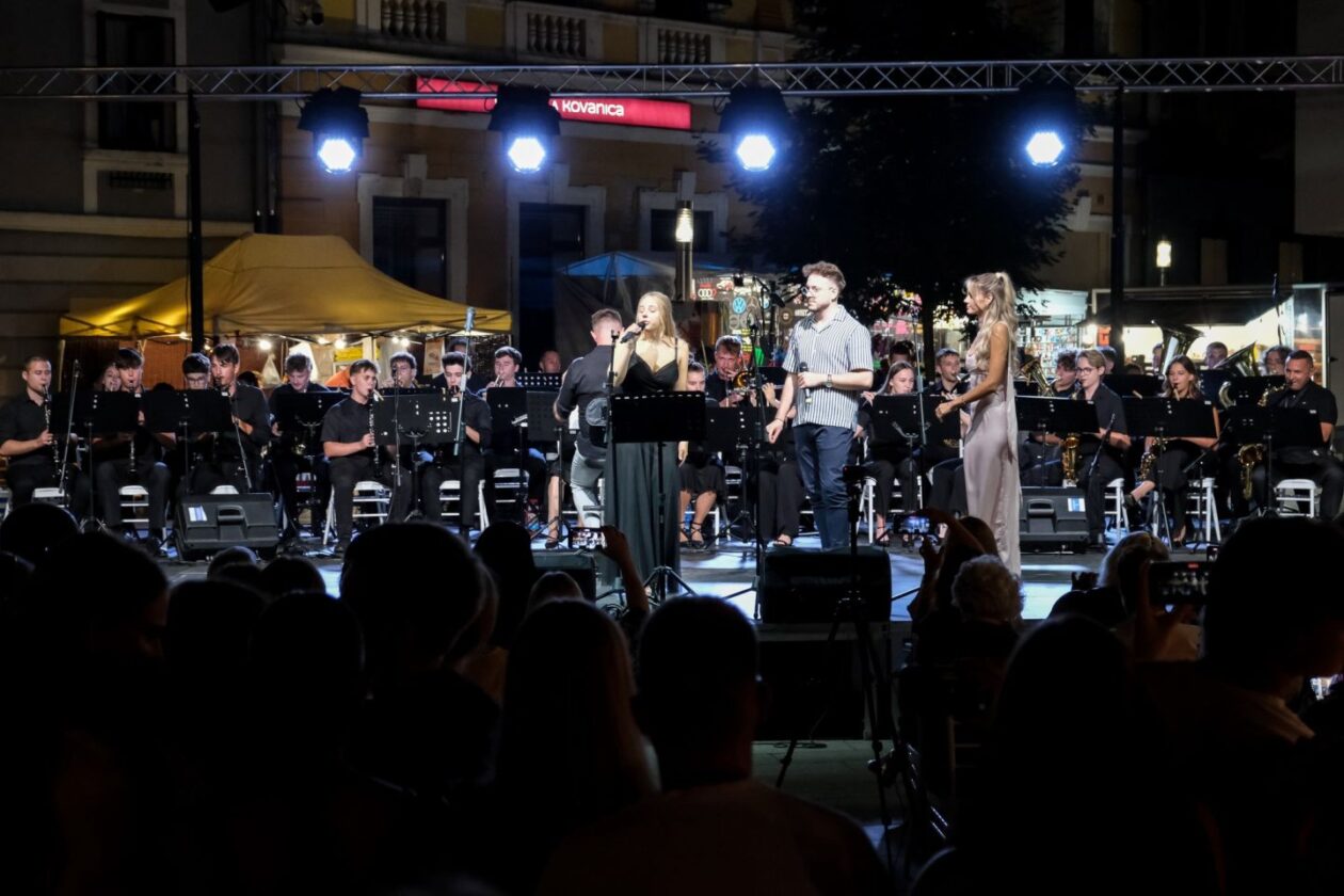 MLADOST NA POZORNICI Gimnazijalci pjesmom i plesom raznježili publiku Porcijunkulova (7) MLADOST NA POZORNICI Gimnazijalci pjesmom i plesom raznježili publiku Porcijunkulova (7)