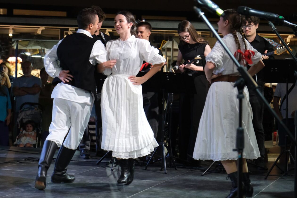 MLADOST NA POZORNICI Gimnazijalci pjesmom i plesom raznježili publiku Porcijunkulova (9) MLADOST NA POZORNICI Gimnazijalci pjesmom i plesom raznježili publiku Porcijunkulova (9)