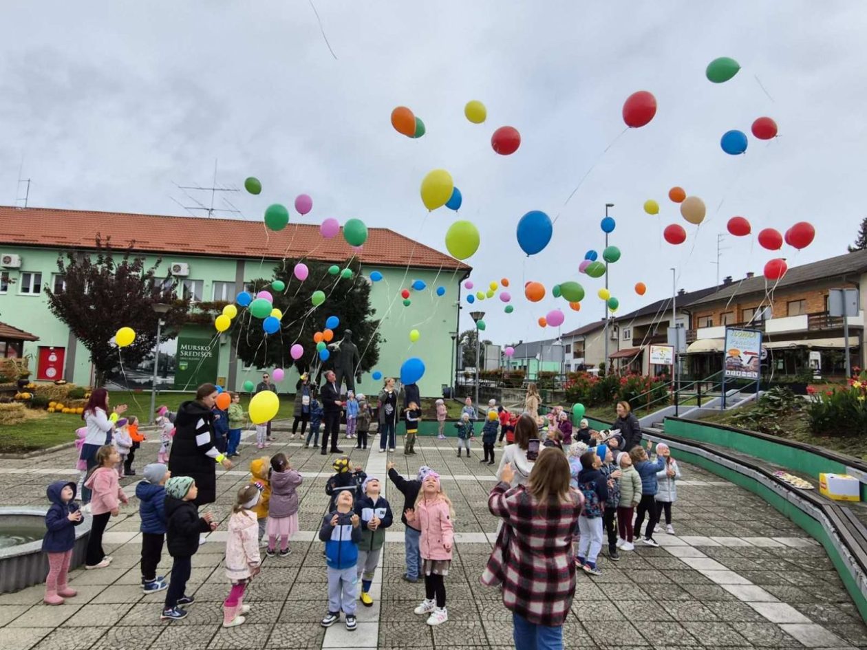 MURSKO SREDIŠĆE Šareni baloni obojili nebo – mališani iz Maslačka otvorili Dječji tjedan (3)