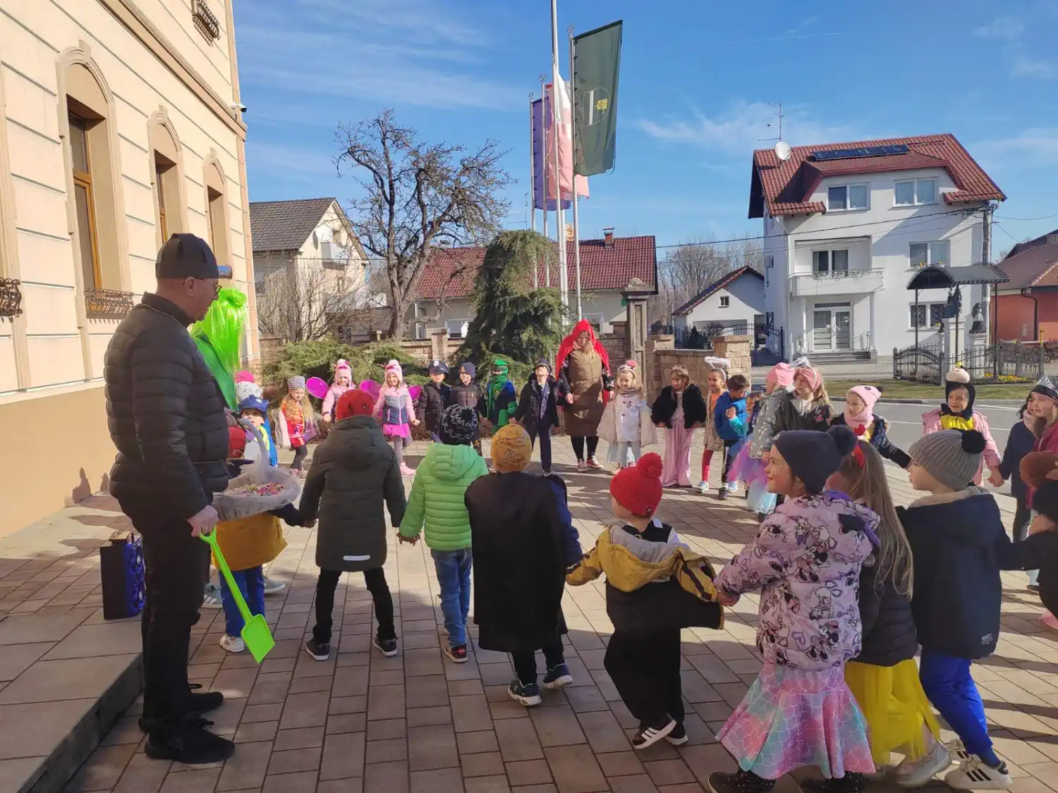 Male maškare ispred uprave GMS 2025 (14)