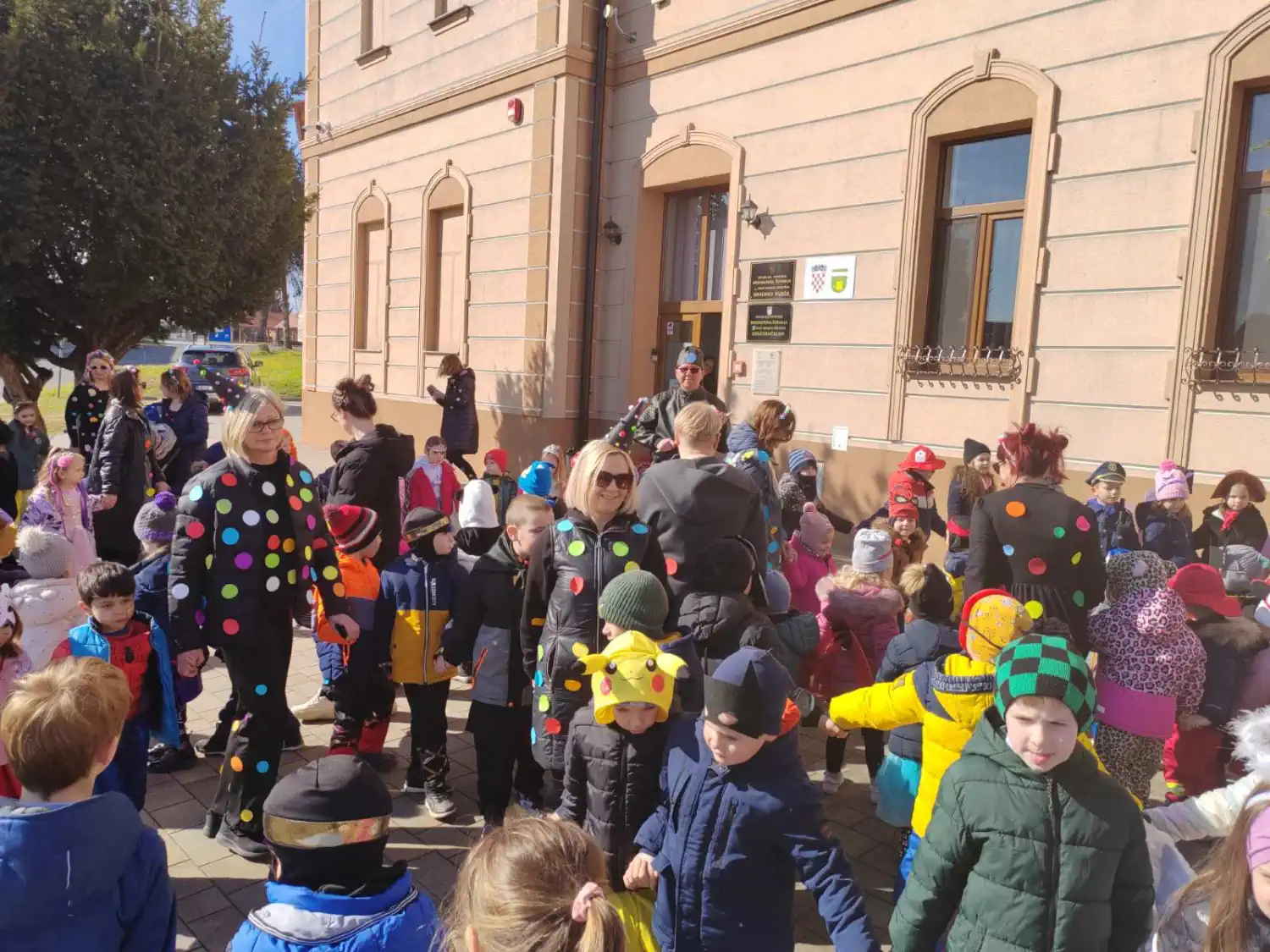 Male maškare ispred uprave GMS 2025 (15)