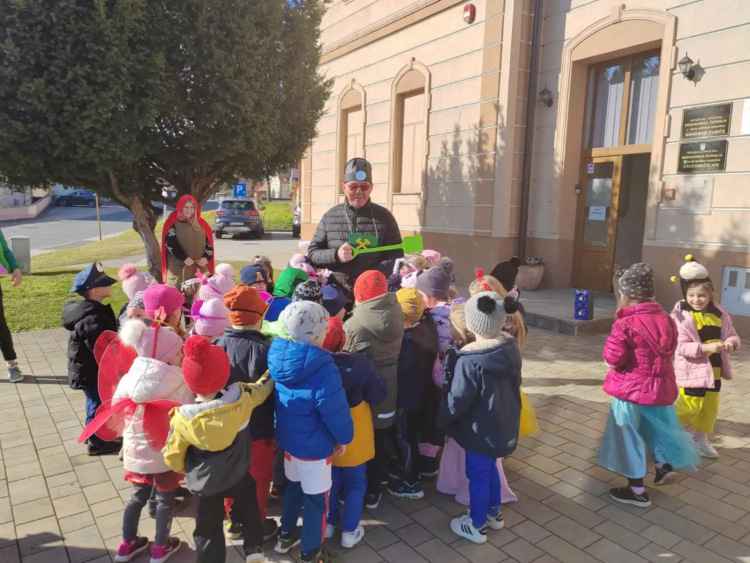 Male maškare ispred uprave GMS 2025 (2)