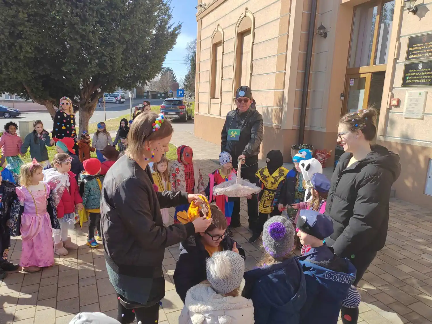 Male maškare ispred uprave GMS 2025 (3)