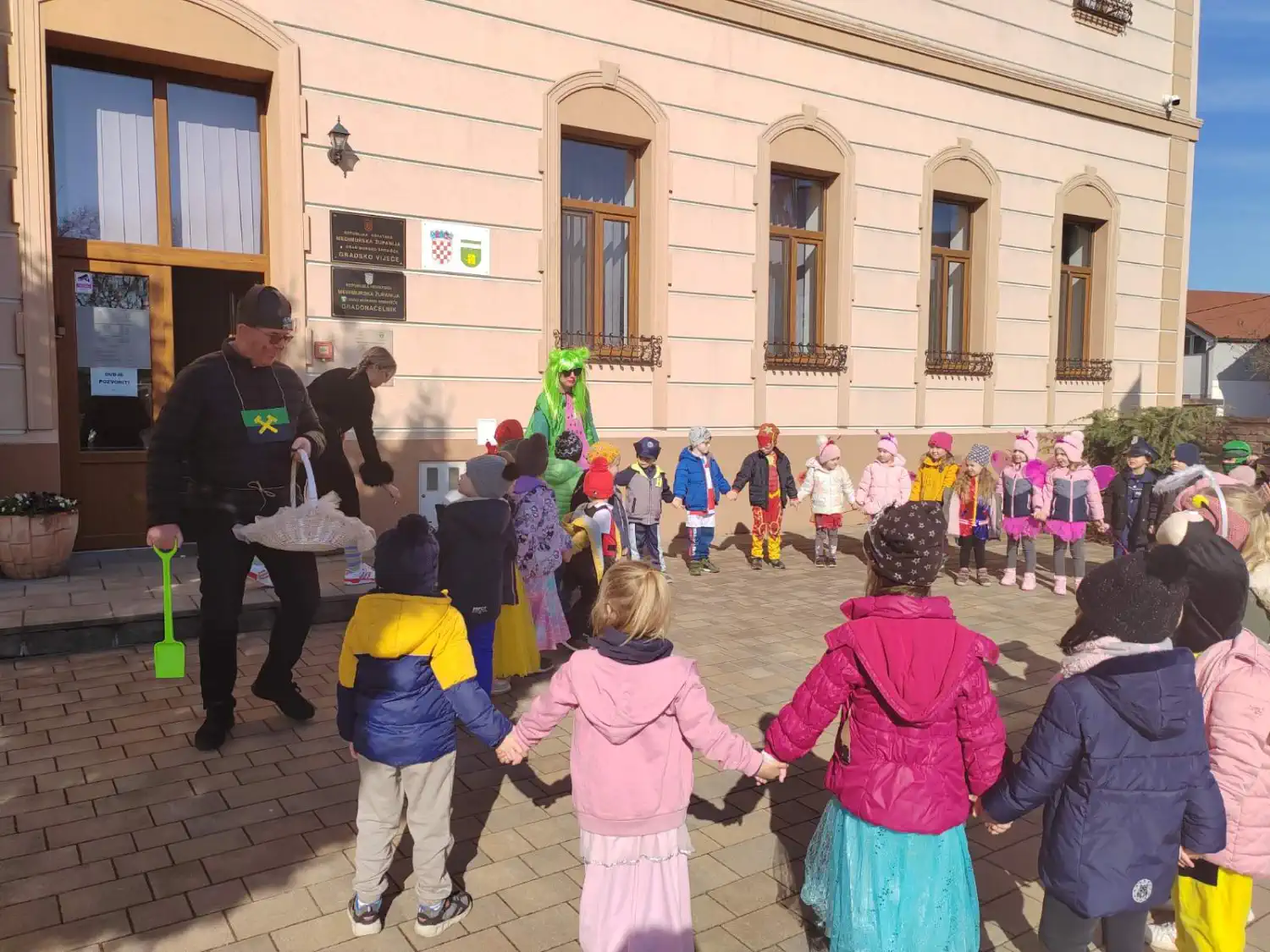 Male maškare ispred uprave GMS 2025 (6)