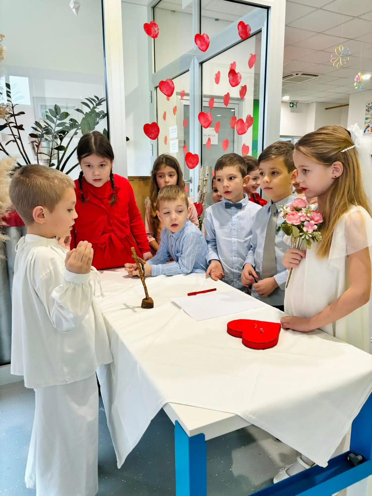 Mali folkloraši iz Šenkovca oduševili Prelog s međimurskim običajima (16) Mali folkloraši iz Šenkovca oduševili Prelog s međimurskim običajima (16)