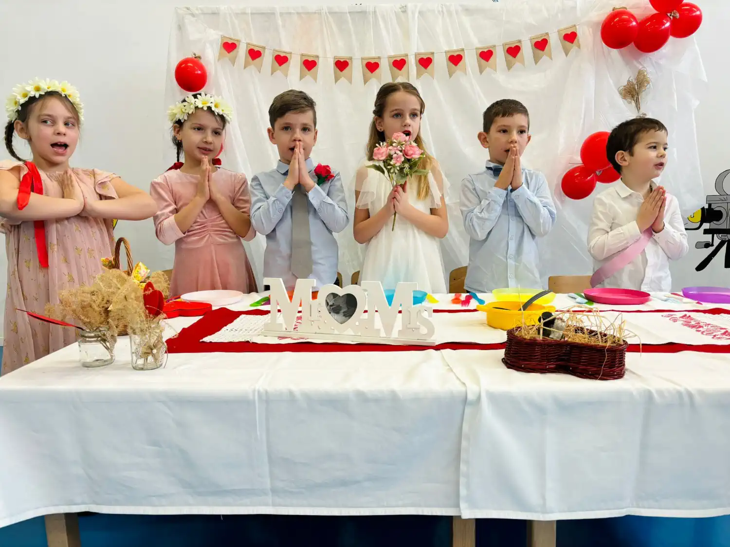 Mali folkloraši iz Šenkovca oduševili Prelog s međimurskim običajima (17) Mali folkloraši iz Šenkovca oduševili Prelog s međimurskim običajima (17)