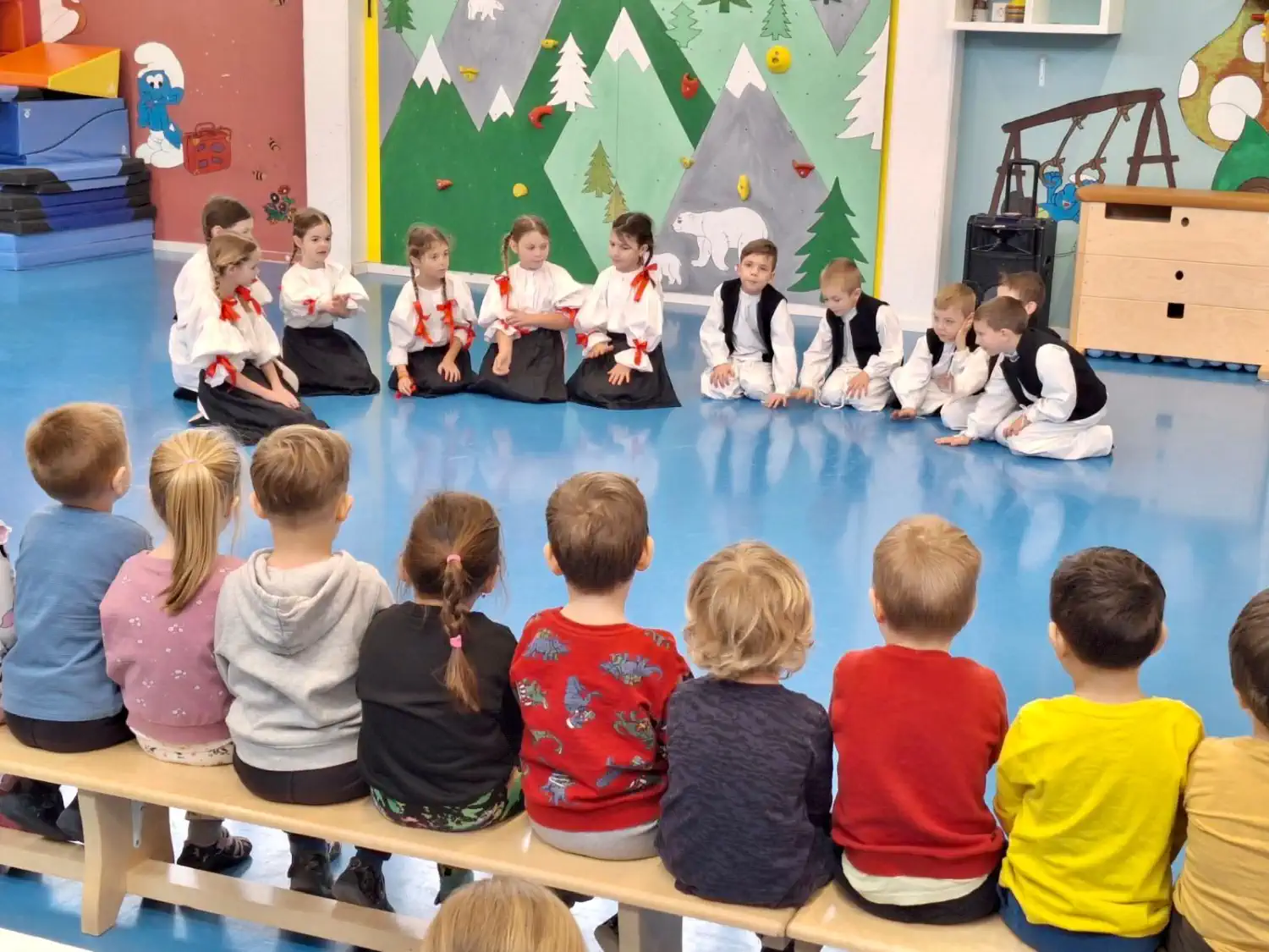 Mali folkloraši iz Šenkovca oduševili Prelog s međimurskim običajima (6) Mali folkloraši iz Šenkovca oduševili Prelog s međimurskim običajima (6)