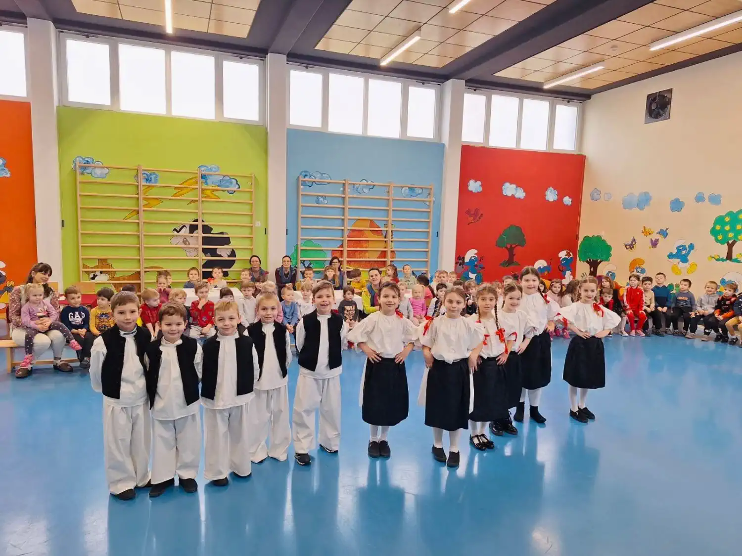 Mali folkloraši iz Šenkovca oduševili Prelog s međimurskim običajima (9) Mali folkloraši iz Šenkovca oduševili Prelog s međimurskim običajima (9)