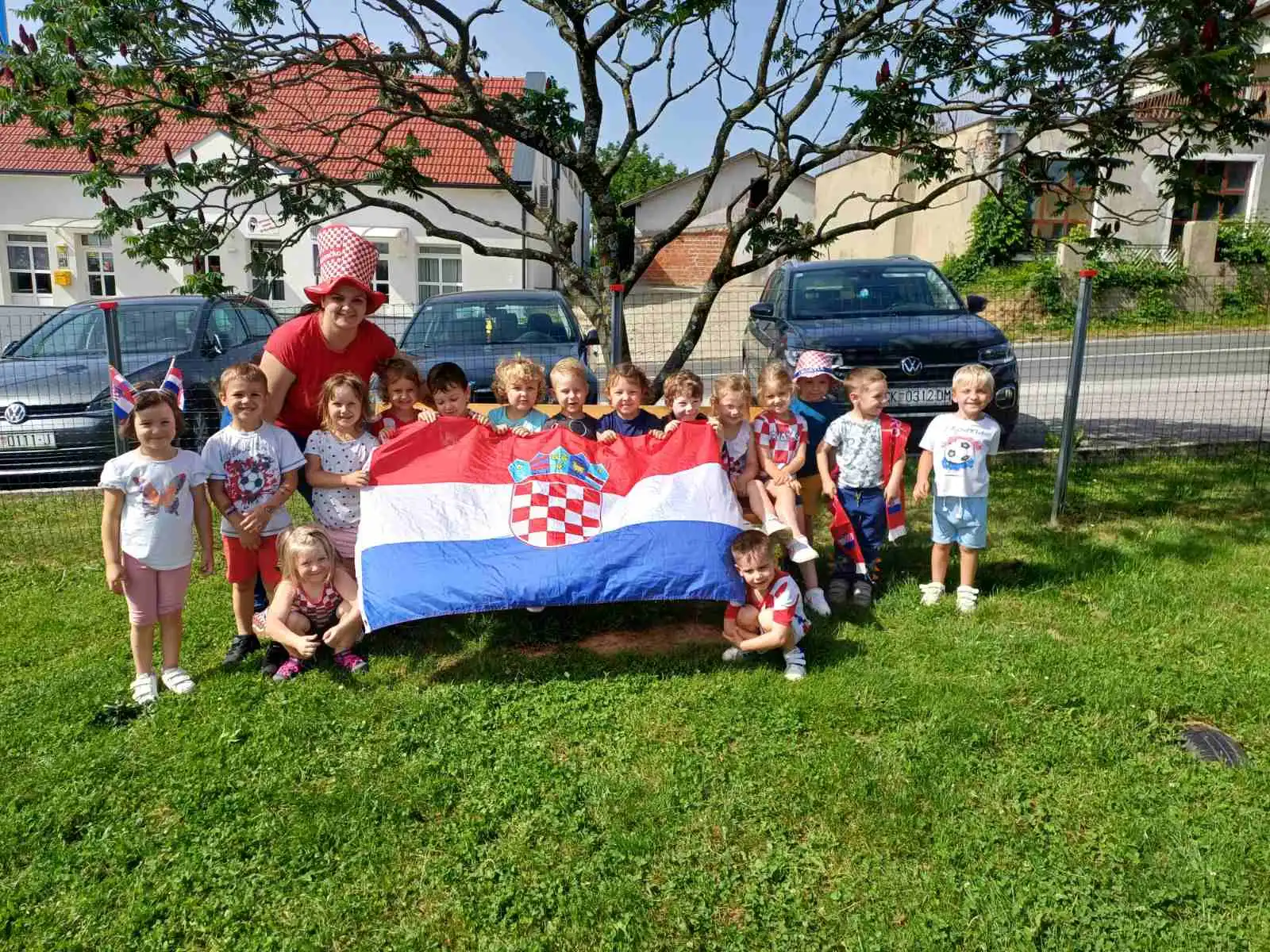 Mališani i odgojiteljice Dječjeg vrtića ‘Jurovska pčelica’ bodre naše Vatrene (1) Mališani i odgojiteljice Dječjeg vrtića ‘Jurovska pčelica’ bodre naše Vatrene (1)