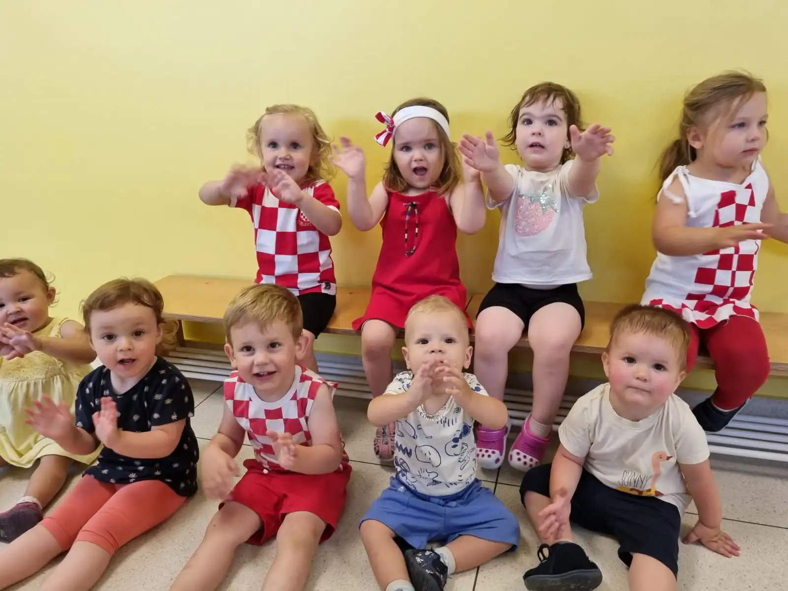 Mališani i odgojiteljice Dječjeg vrtića ‘Jurovska pčelica’ bodre naše Vatrene (2) Mališani i odgojiteljice Dječjeg vrtića ‘Jurovska pčelica’ bodre naše Vatrene (2)