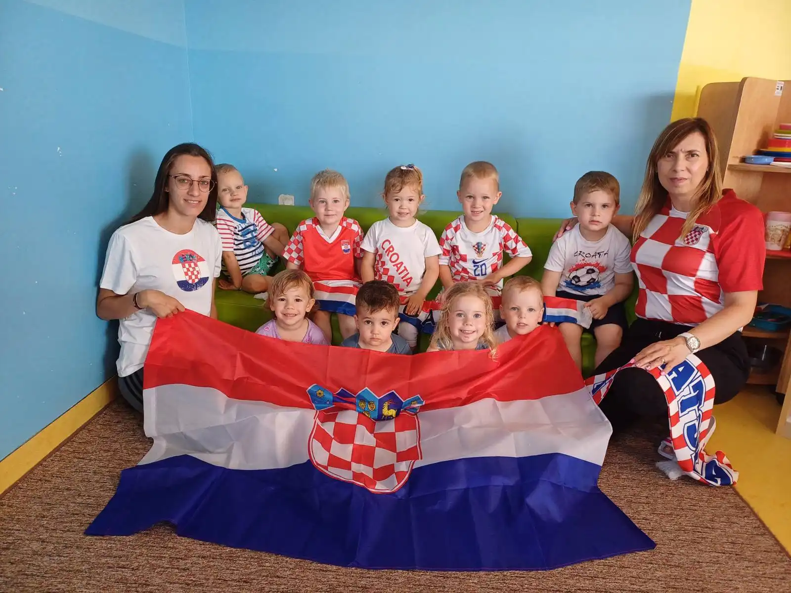 Mališani i odgojiteljice Dječjeg vrtića ‘Jurovska pčelica’ bodre naše Vatrene (3) Mališani i odgojiteljice Dječjeg vrtića ‘Jurovska pčelica’ bodre naše Vatrene (3)