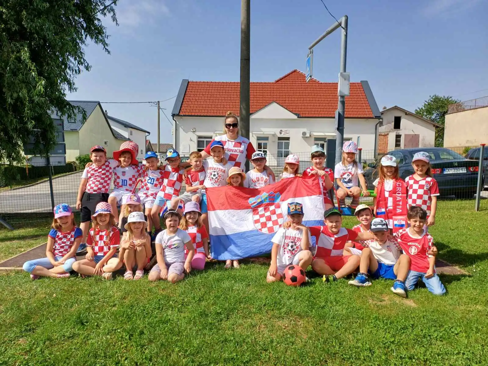 Mališani i odgojiteljice Dječjeg vrtića ‘Jurovska pčelica’ bodre naše Vatrene (4) Mališani i odgojiteljice Dječjeg vrtića ‘Jurovska pčelica’ bodre naše Vatrene (4)