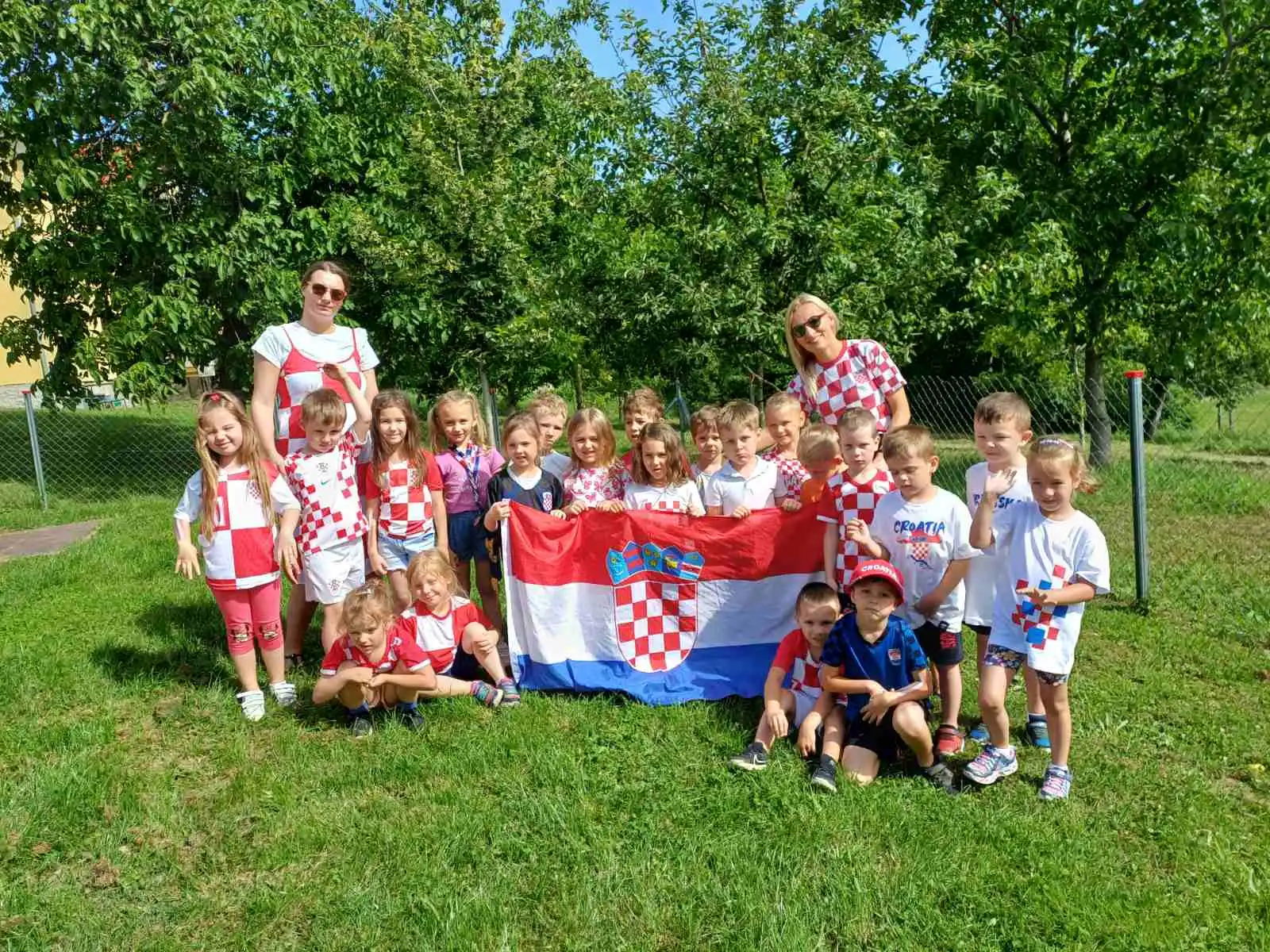 Mališani i odgojiteljice Dječjeg vrtića ‘Jurovska pčelica’ bodre naše Vatrene (5) Mališani i odgojiteljice Dječjeg vrtića ‘Jurovska pčelica’ bodre naše Vatrene (5)