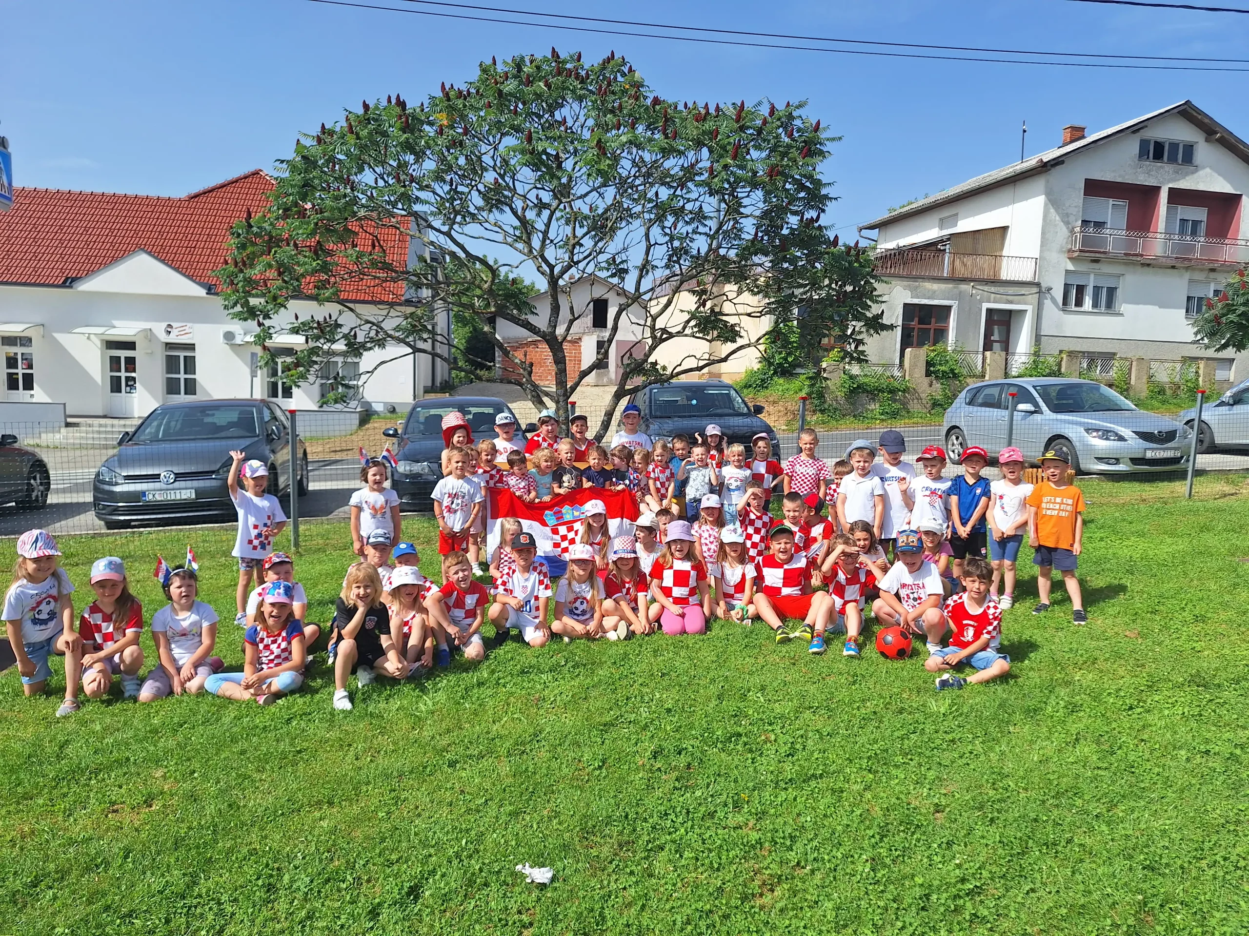 Mališani i odgojiteljice Dječjeg vrtića ‘Jurovska pčelica’ bodre naše Vatrene (7) Mališani i odgojiteljice Dječjeg vrtića ‘Jurovska pčelica’ bodre naše Vatrene (7)