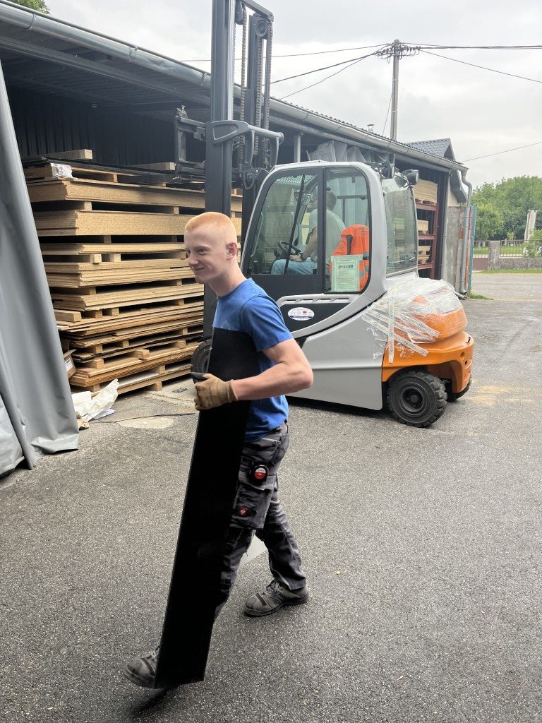 Manitu (2) (Medium) Manitu (2) (Medium)